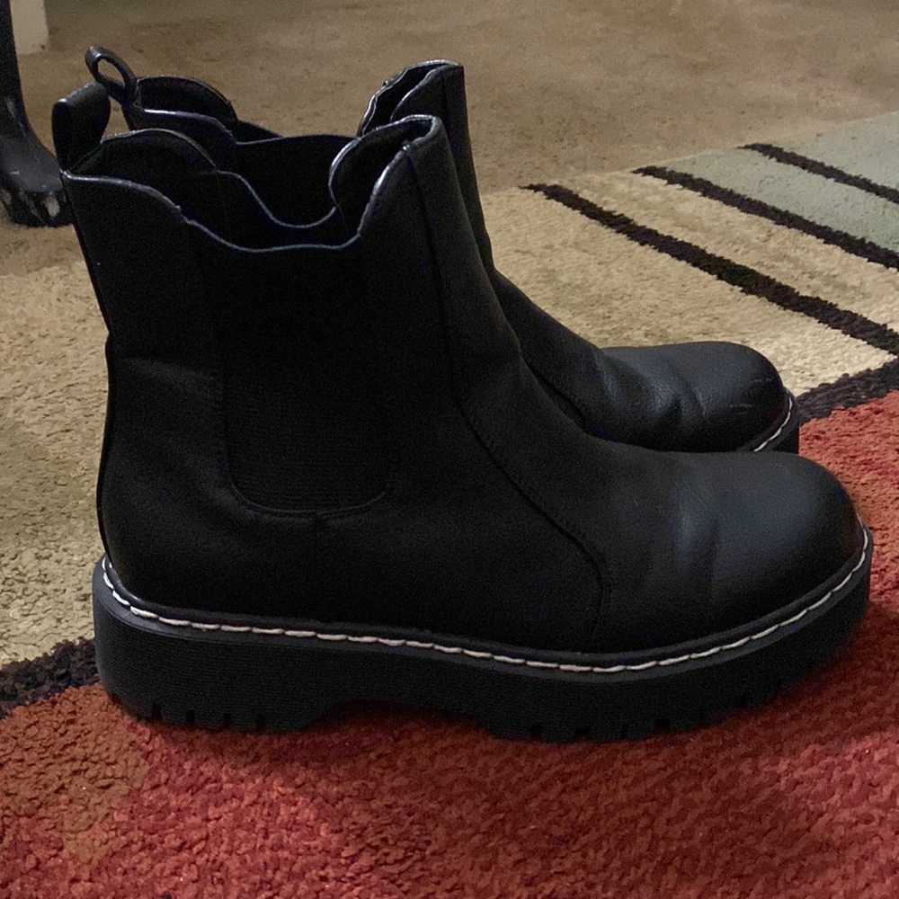 Cute ankle combat boot. No lace size 8.5